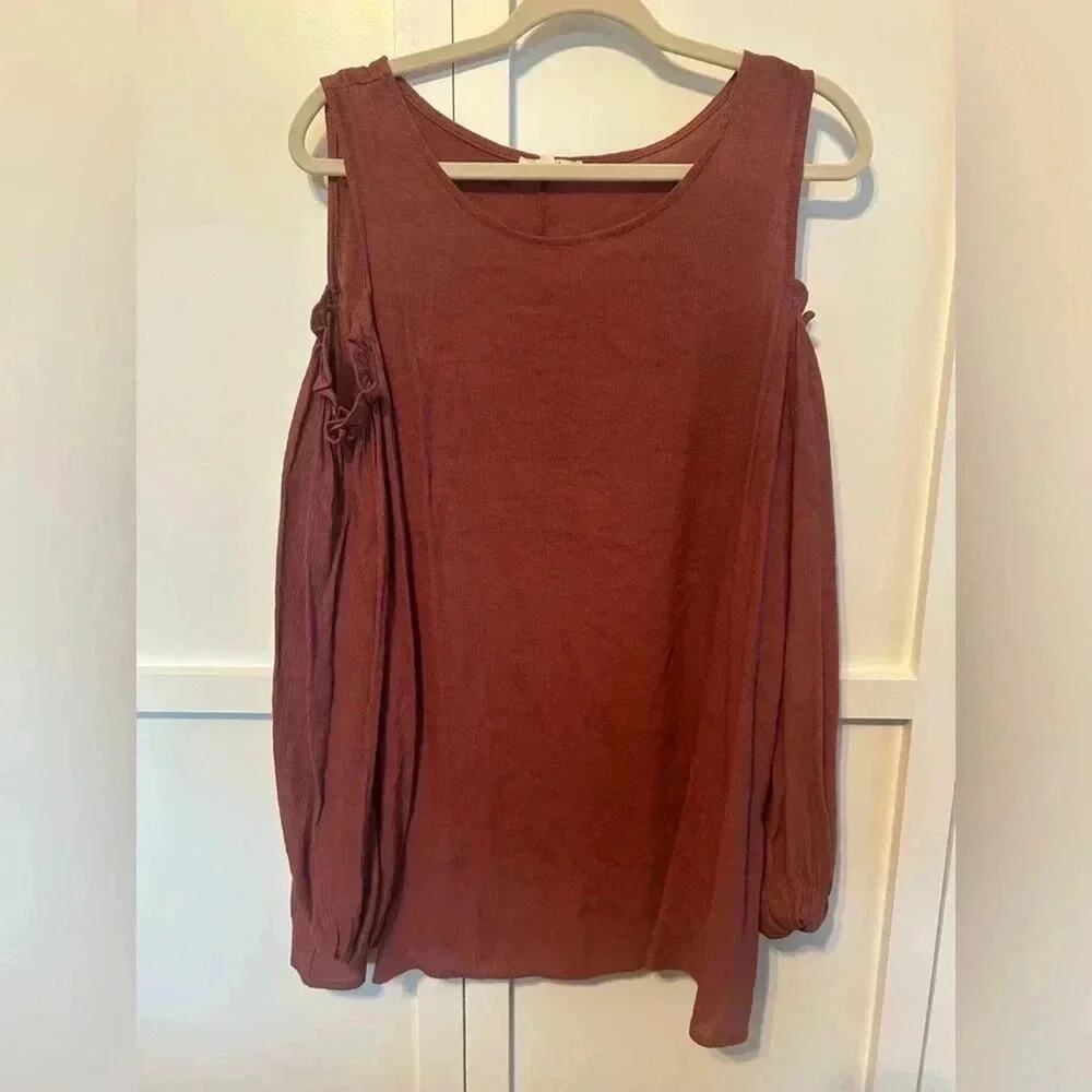 Easel Cold Shoulder Top L